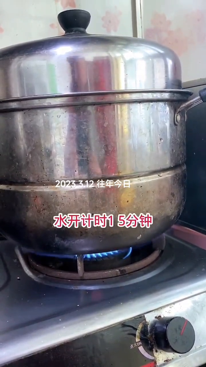 单单助手：草莓与紫薯花馒头，健康美味的家庭蒸食做法分享
