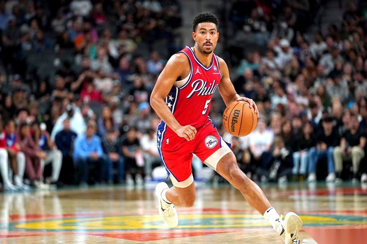 51助手软件官网：詹姆斯与亚马逊官宣，新秀签约Exhibit 10合同，NBA生涯的悲喜交加