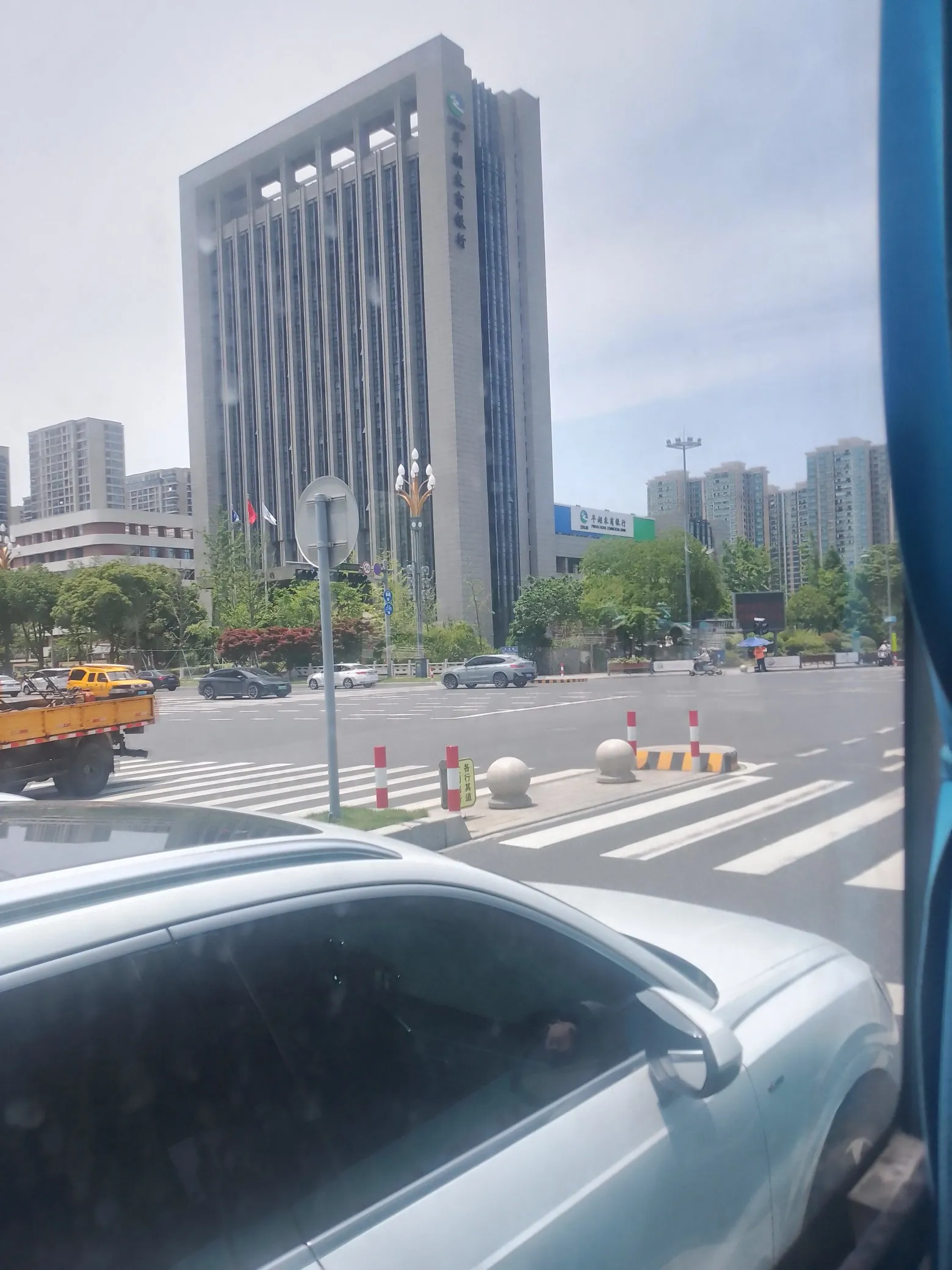 小Q助手网站：南京实体店生意困境，电商竞争与经营策略调整分析