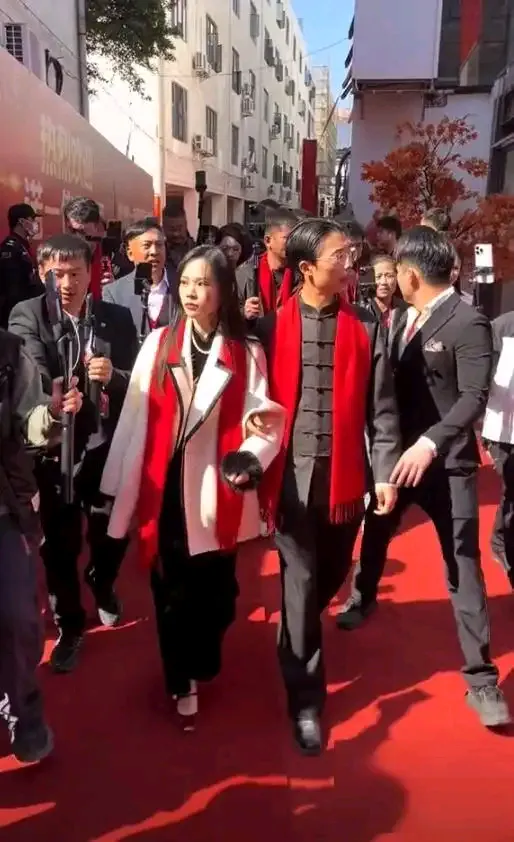 多多留评官网：郭有才的爆红背后，资本操控与年轻人价值观迷失