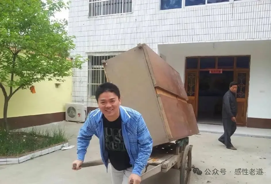 榜单助手邀请码：刘强东的成长历程，从朴实无华到亿万富翁的创业故事