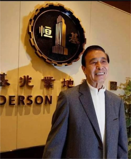 小Q助手：中美贸易战下三位商界巨头的离世与企业生存新机遇探讨