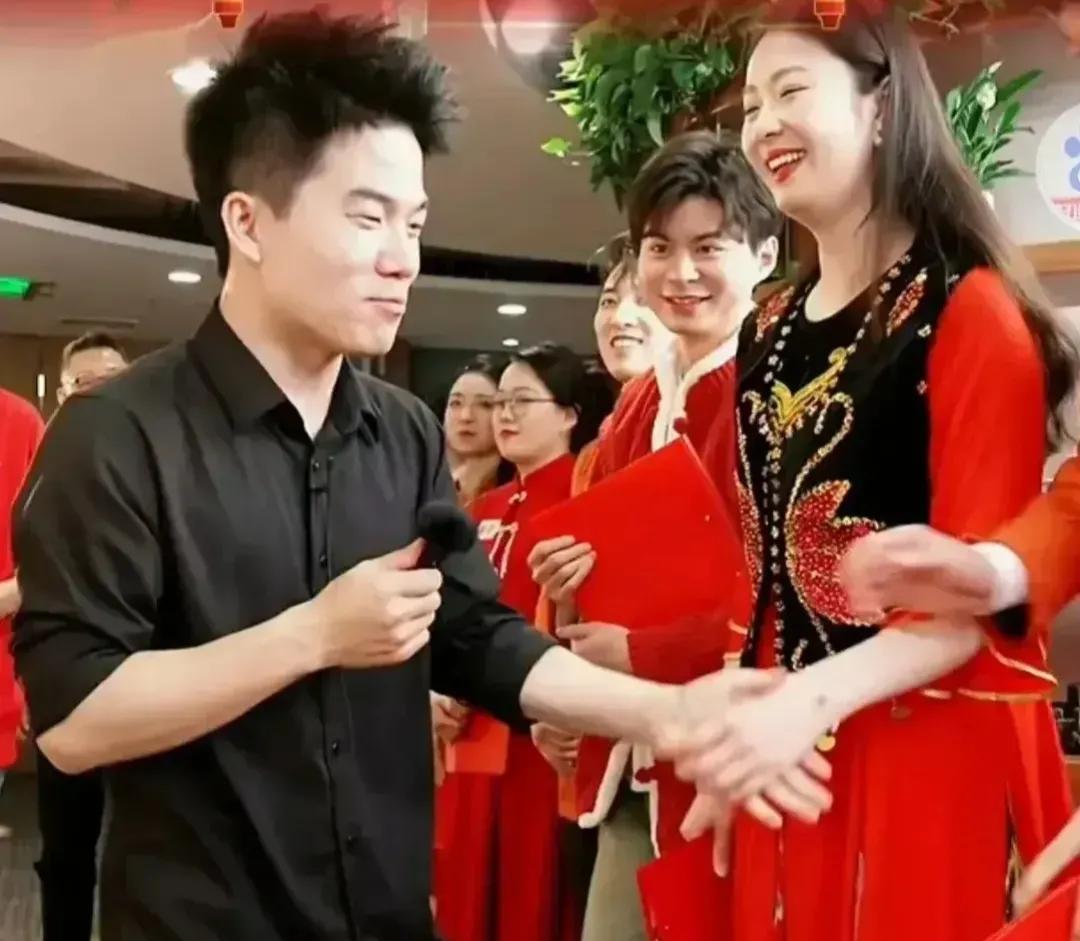 觉醒助手：董宇辉与易中天的对话，历史名将启示人生哲理