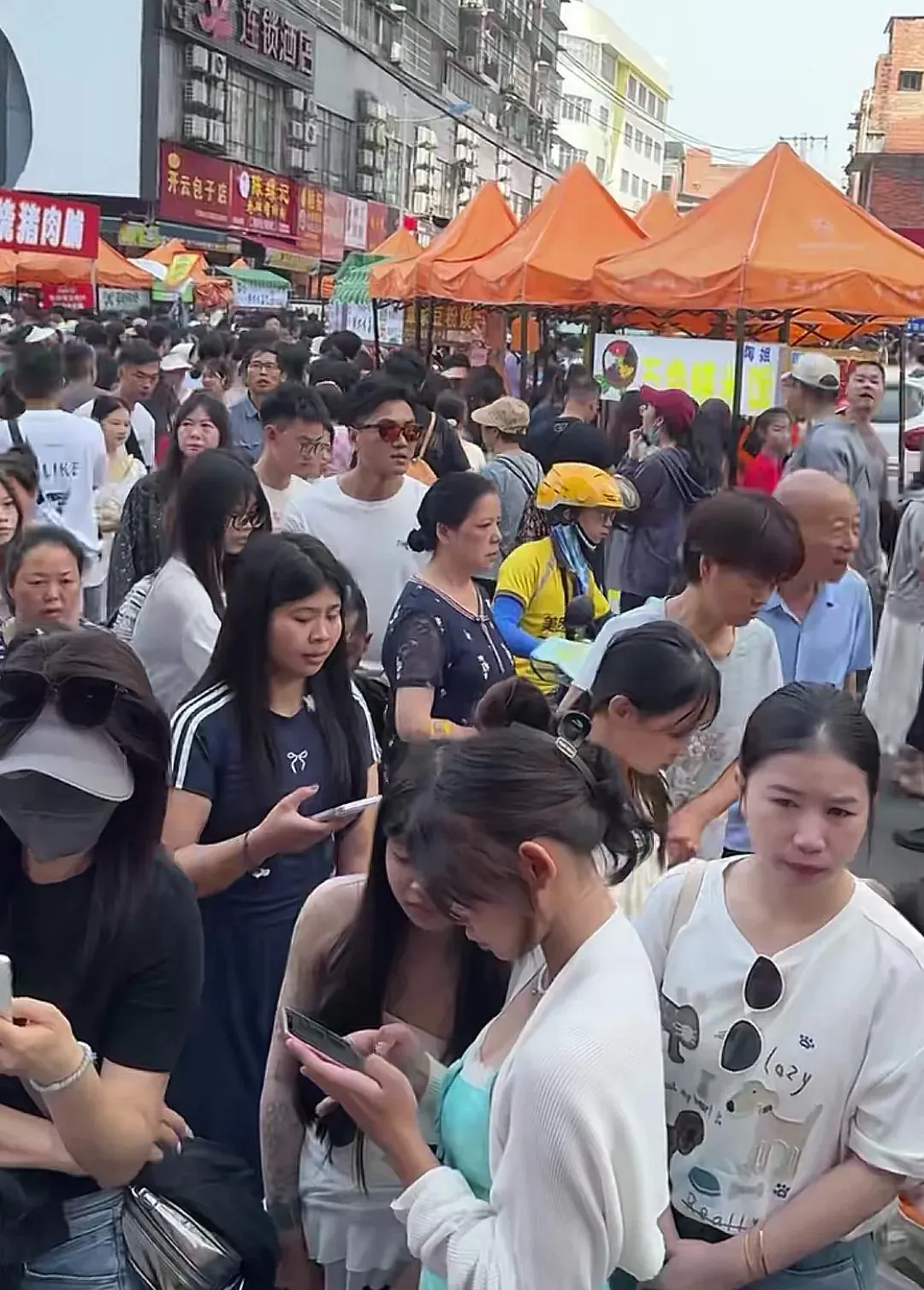 小M助手官网入口：柳州五一假期美食街爆单，游客热潮引领旅游业繁荣！