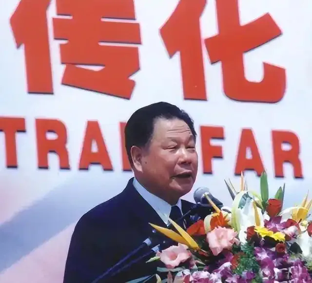 多多开团助手：52岁大爷从买盐到创办464亿商业帝国的逆袭传奇