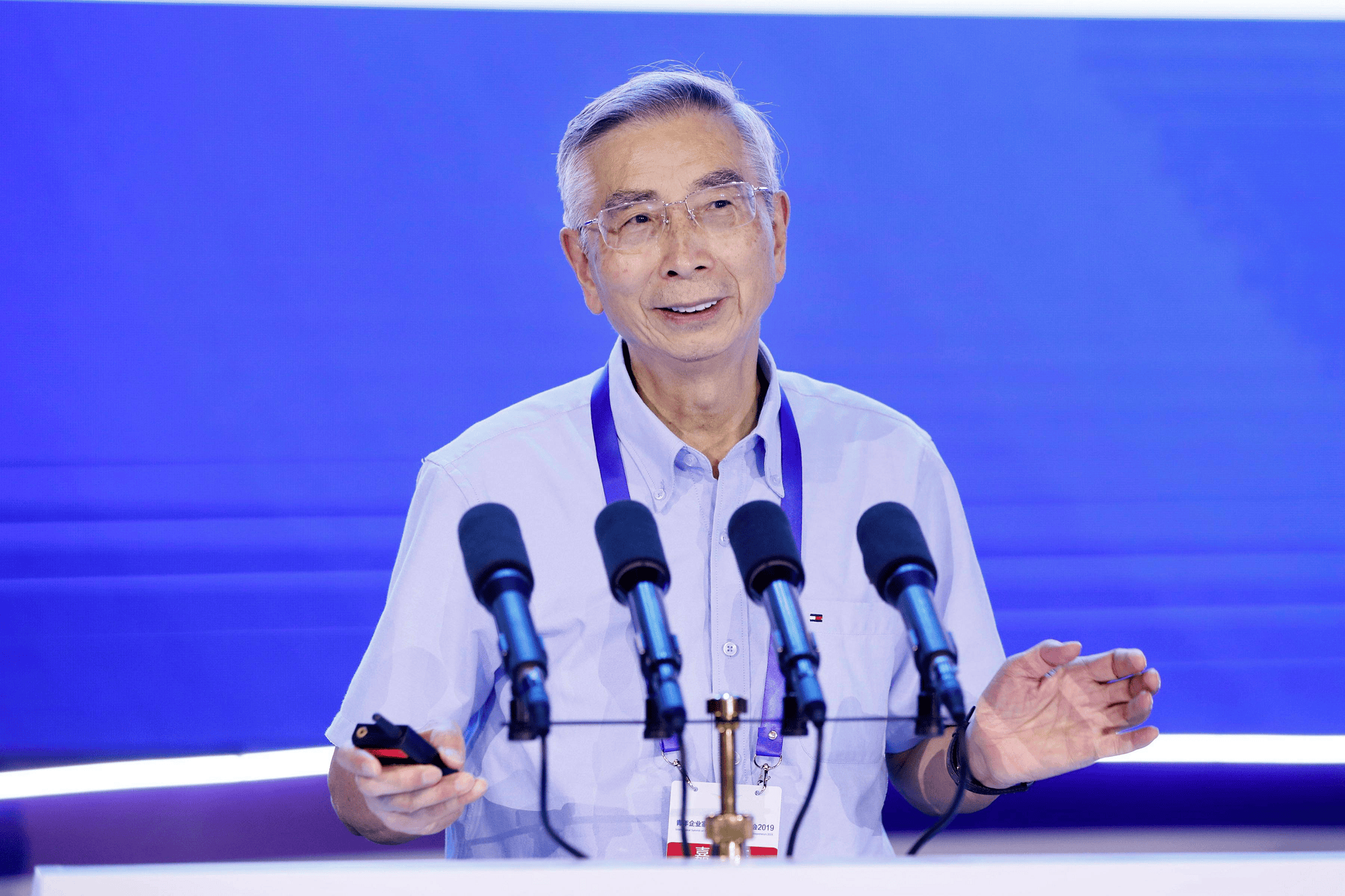 蓝天助手：任正非，企业家中的领袖，众多大佬高度评价他的卓越管理与远见