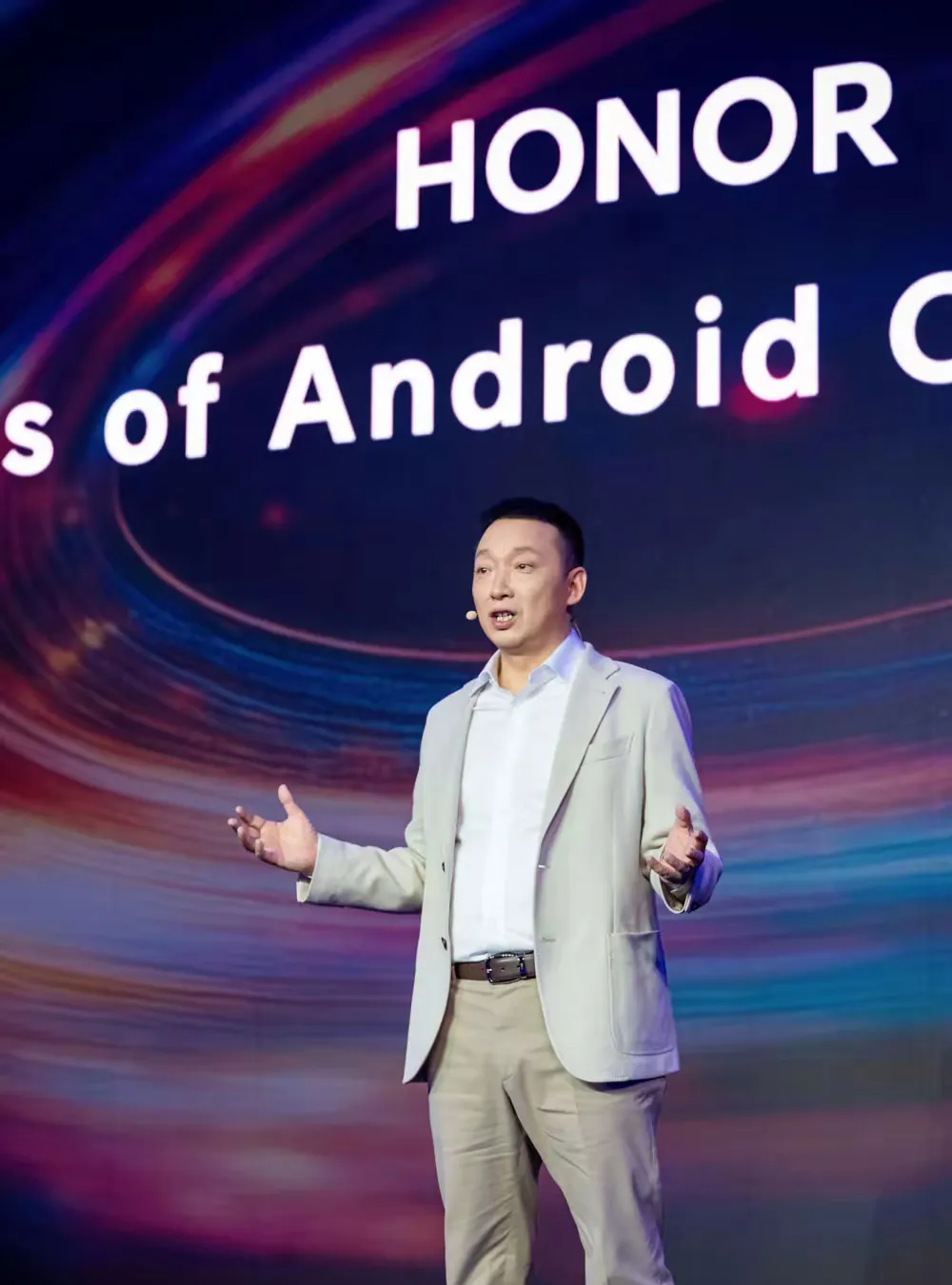 琦玉助手：荣耀CEO李健流利英语宣布百亿投资AI转型，科技圈震惊