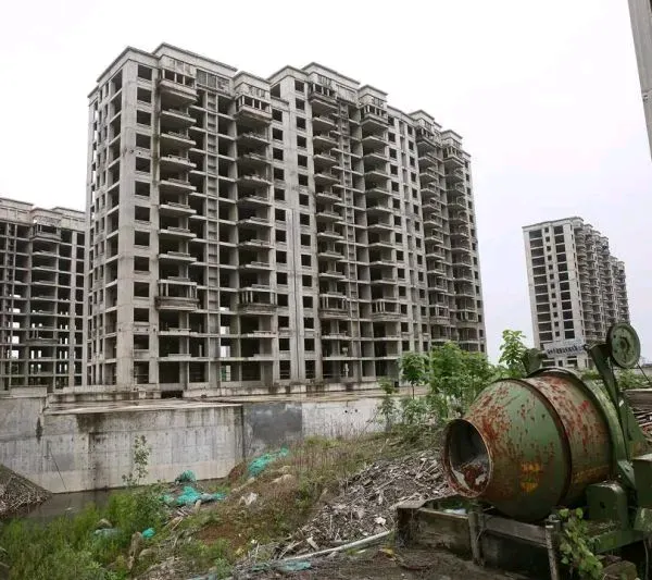 大麦助手：建筑行业困境，项目停工与资金链断裂的艰难选择
