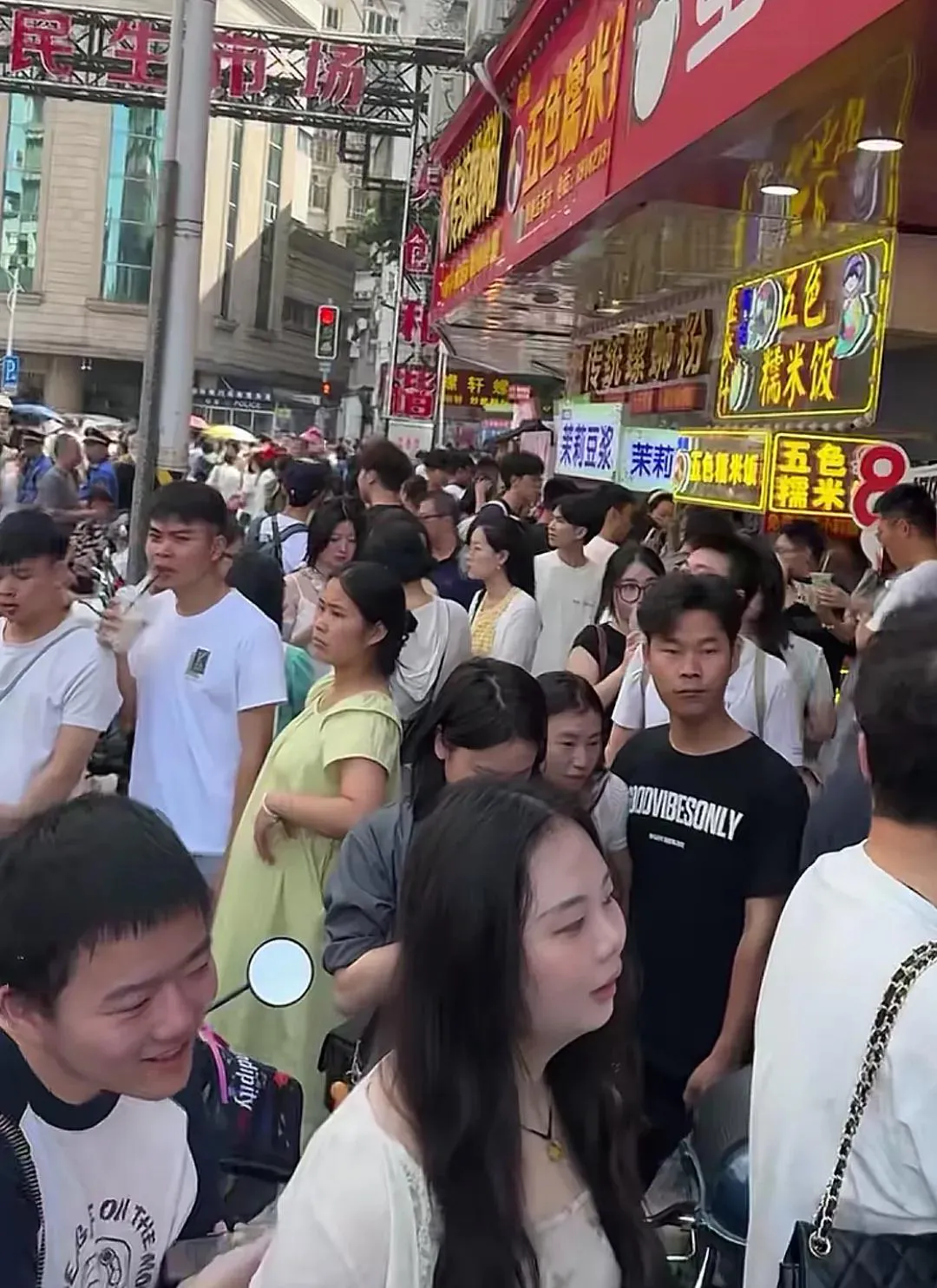 小M助手官网入口：柳州五一假期美食街爆单，游客热潮引领旅游业繁荣！