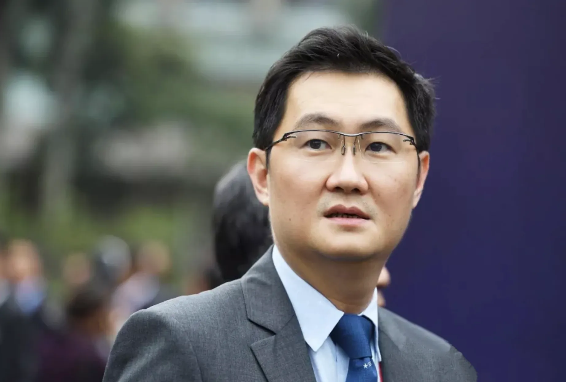 拼多多出评：腾讯被美国列入黑名单，投资者恐慌股价暴跌近8%