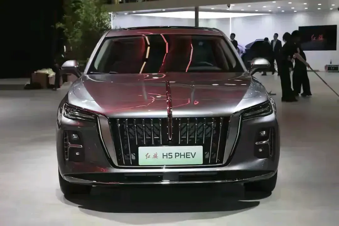 小Q助手：红旗H5 PHEV上市，高端品质与全方位安全保障兼备的家用车选择