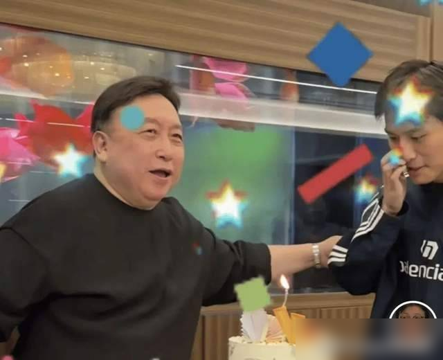 超单助手最新版本：小杨哥低调复出，现身王晶导演生日会引发关注与期待