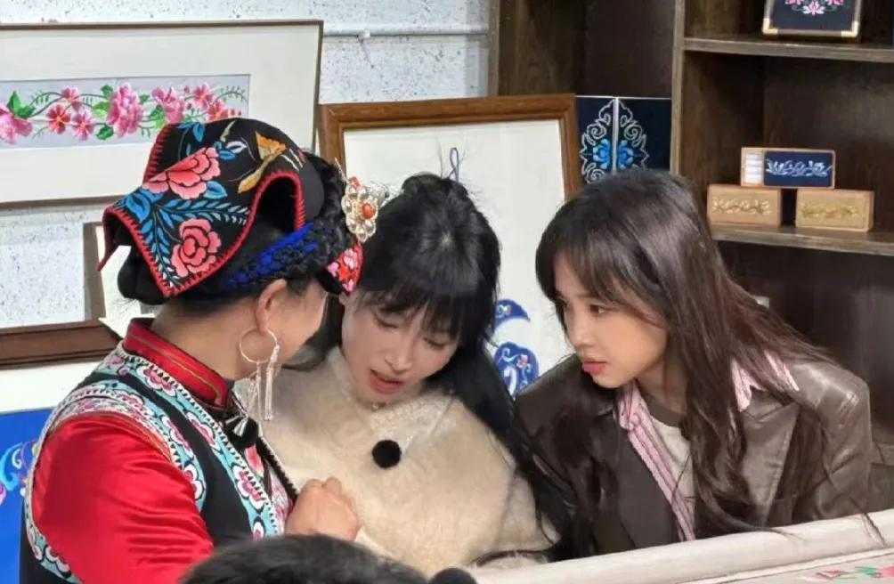 超评助手：李子柒与王冰冰公园相遇，同龄女神童颜回春引发热议