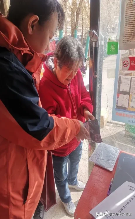 超评助手：万柏林社区网格员揭露快递诈骗，提高居民防范意识