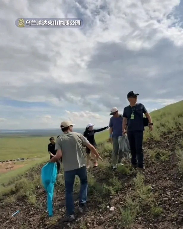 51助手小号：俞敏洪环保行动，在海南火山口捡垃圾，传递责任与示范意识