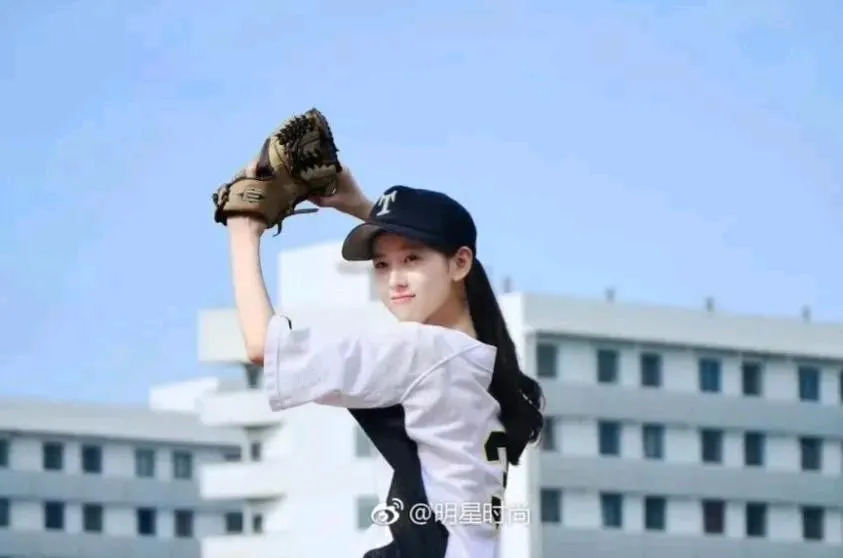 权重大师开团软件：刘强东照片事件，信息缺失引发谣言与公众认知冲击分析