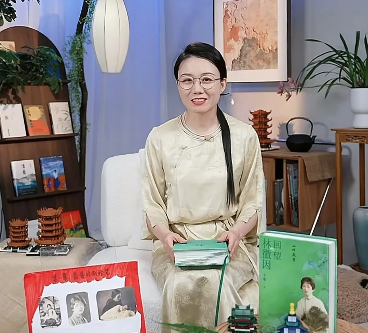 神龙助手：董宇辉，如何将文化带货变成直播新江湖的商业奇观