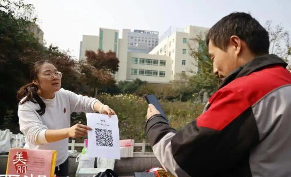 番茄管家软件下载：快递小哥阻止老奶奶天价药诈骗，成反诈英雄引央视点赞