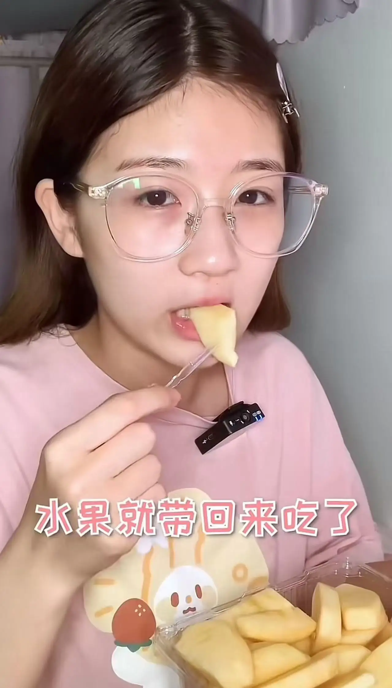 多多自动批发：女大学生晒奢侈消费引争议，2000元生活费究竟够不够？