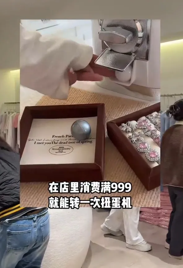 权重大师出评软件：晓妍的服装店，如何通过洞察人性实现逆袭成功