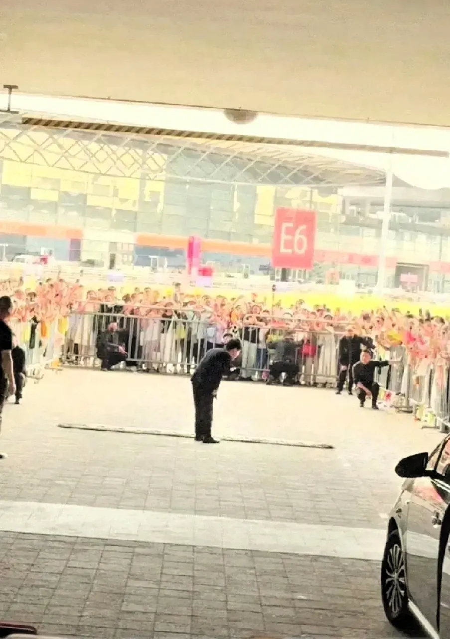 小E助手：董宇辉直播技巧揭秘，四大动作助你提升带货效果