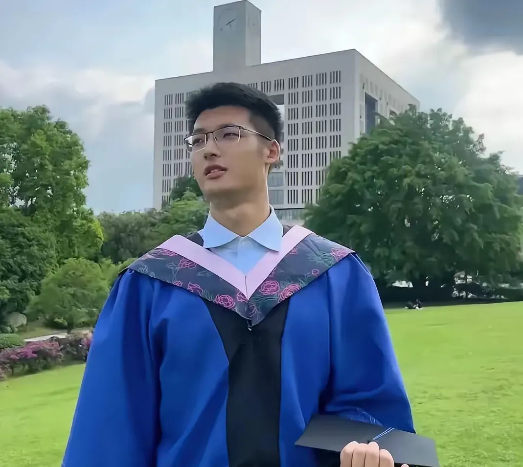小G助手拼多多：面试失误，研究生因微信创始人问题被淘汰，反思职业准备不足