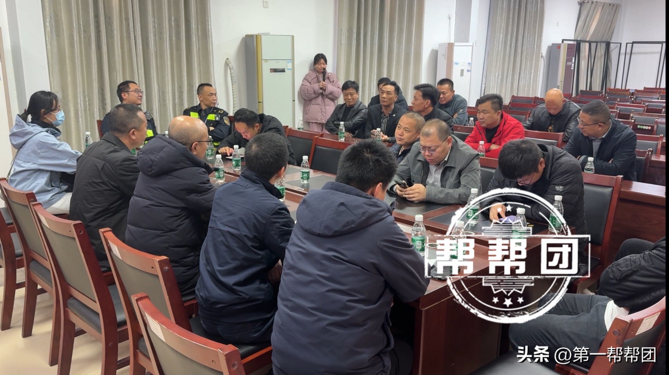 Y助手：整治快递违规收费，福州市推行人工与智能柜相结合的服务模式