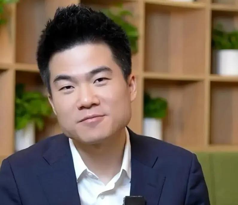 多多留评官网：董宇辉的奋斗故事，从农村少年到网络红人，面对批评仍坚持梦想