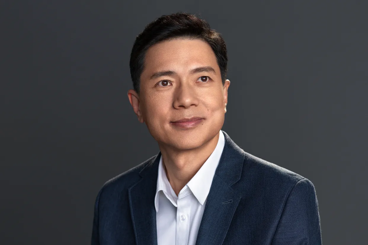 Y助手：李彦宏，百度创始人如何应对互联网竞争与技术创新挑战