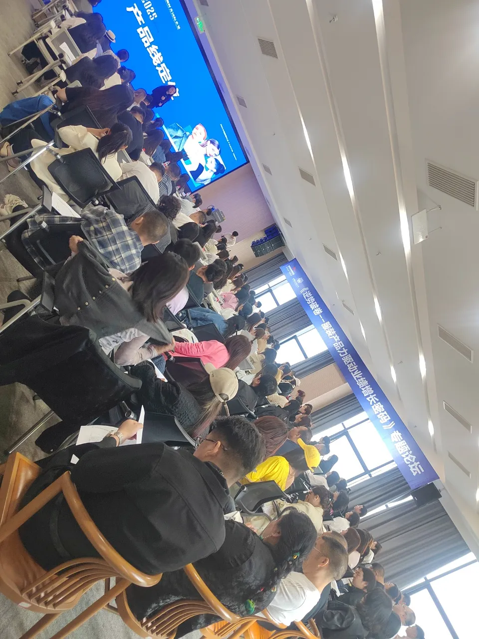 易单助手软件下载：如何通过底层逻辑与品牌基因创新，打造2025春夏女装爆款产品