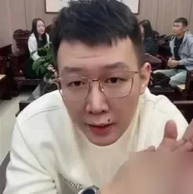 DD助手：小白龙入驻快手，能否接过祁天道的黄金时段流量？首秀引关注！