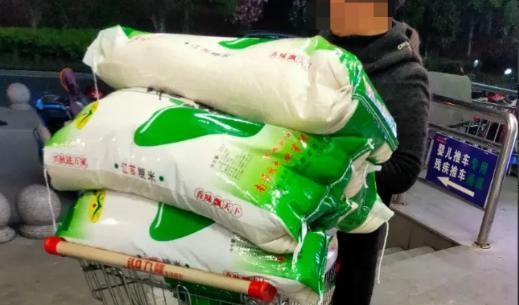 权重助手：重庆超市暴力事件，女子买过期大米被老板打伤，要求十倍赔偿引发社会关注