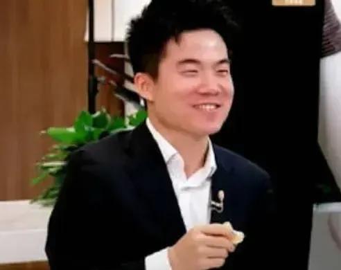 东风助手：董宇辉与初恋的深情往事，爱与成长的抉择之路