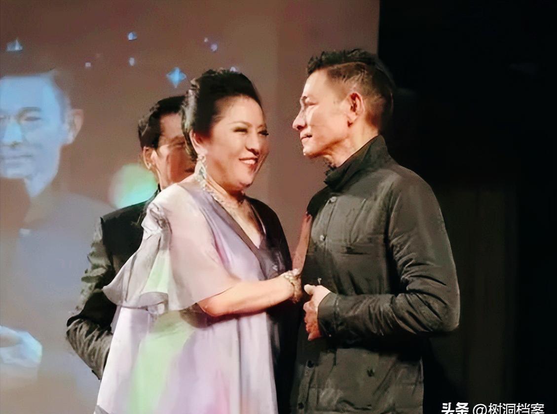 增强助手：刘德华倾诉债务危机，向太豪爽支票温暖人心