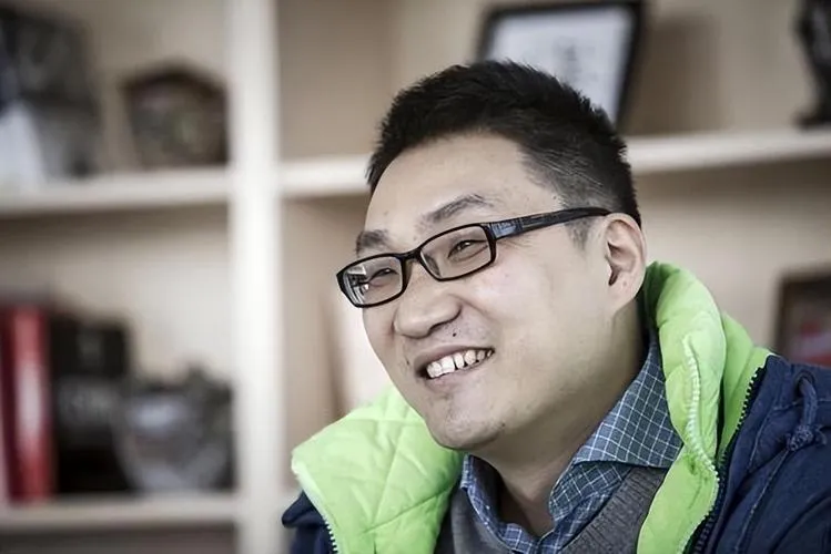 小G助手下载：黄峥，电商先锋拼多多的崛起与创新之路