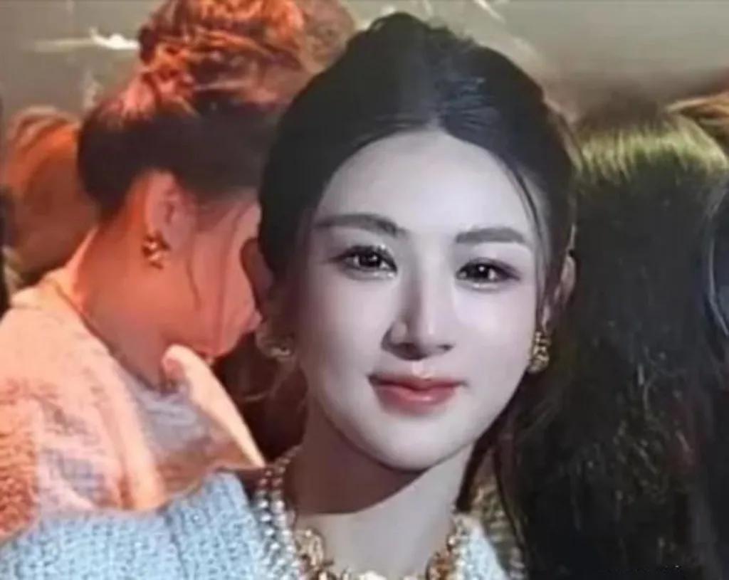 多多留评工具：薇娅华丽回归，颜值与商业实力双提升，重塑直播带货新风潮