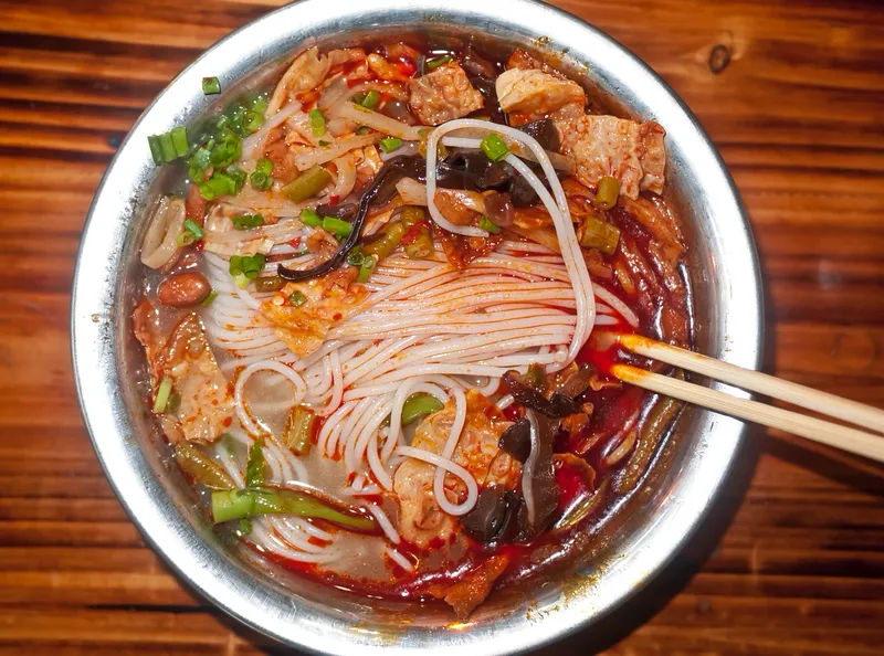 易单助手：广西美食揭秘，从螺蛳粉到米粉，风靡全球的奇妙味道！