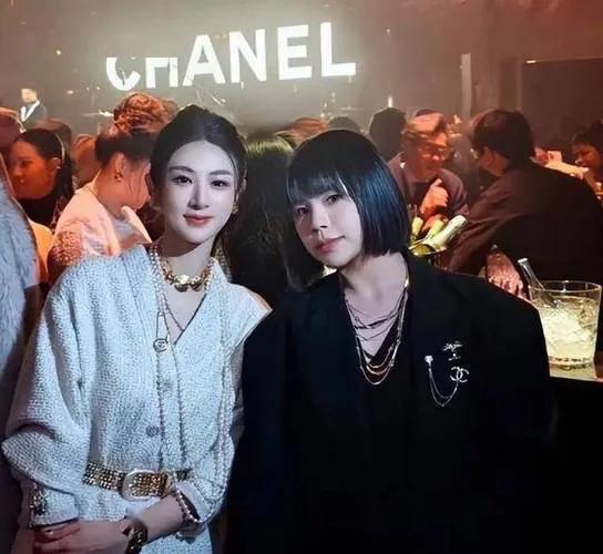 多多留评工具：薇娅华丽回归，颜值与商业实力双提升，重塑直播带货新风潮