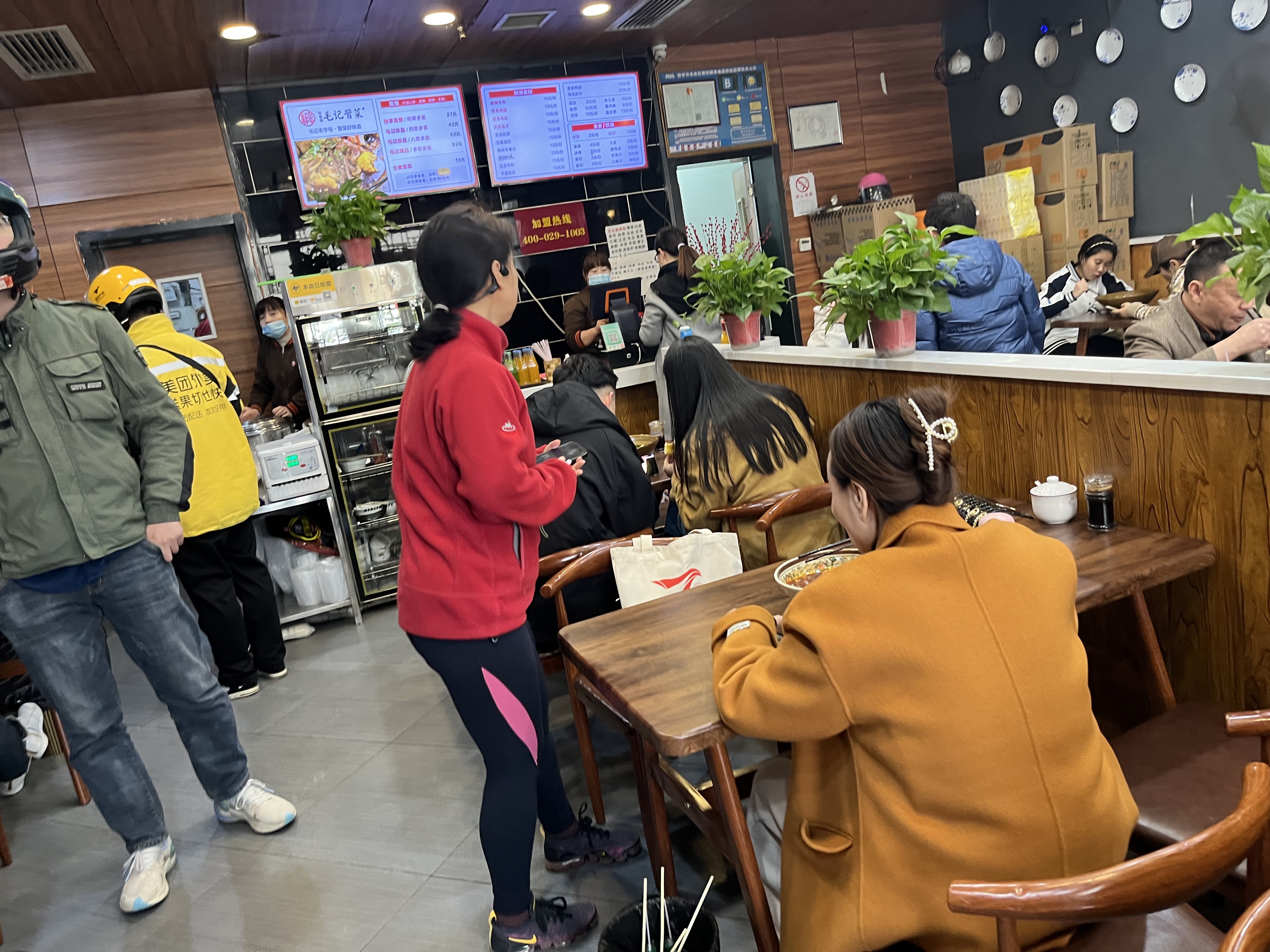 权重助手：普通人如何借助毛记冒菜实现月入2万+的创业故事与成功秘诀