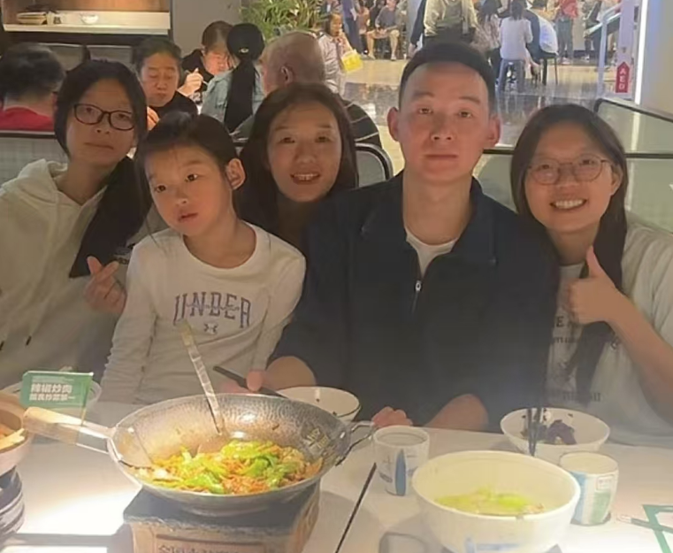 51助手软件官网：许健华母子首次直播带货引发热议，成功背后的真相揭秘