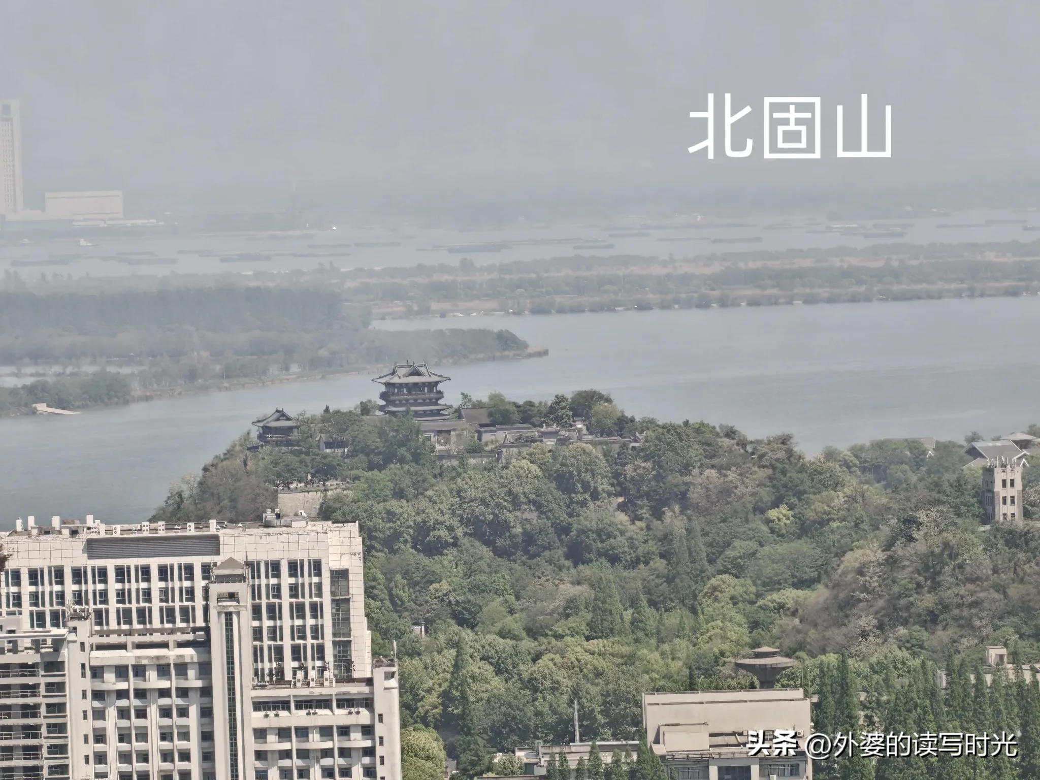 超评助手软件：在苏宁广场理发，感受长江美景与匠心传承的生活乐趣