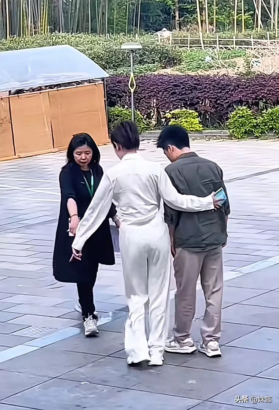 51助手：央视龙洋对董宇辉的温暖关怀，职场中的传承与支持
