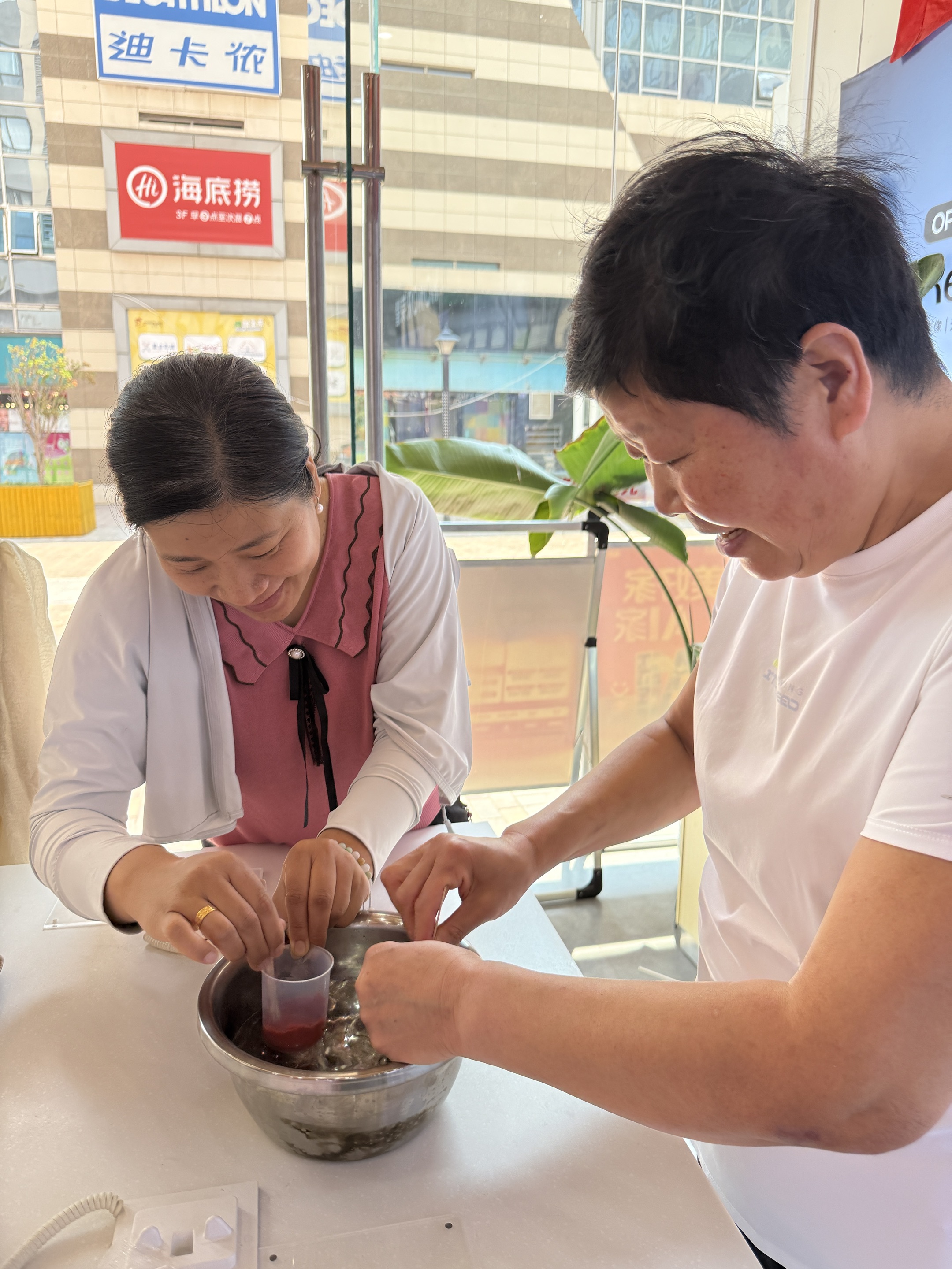 潜力鸭：洛阳电信母亲节DIY活动，为妈妈定制专属口红的温馨时刻