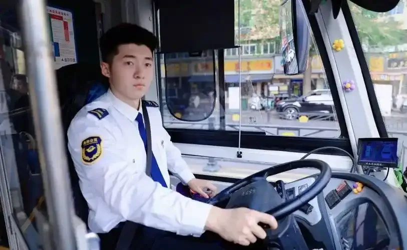 多多留评官网怎么用：洛阳最帅公交司机走红，00后高个儿吸引乘客排队合影