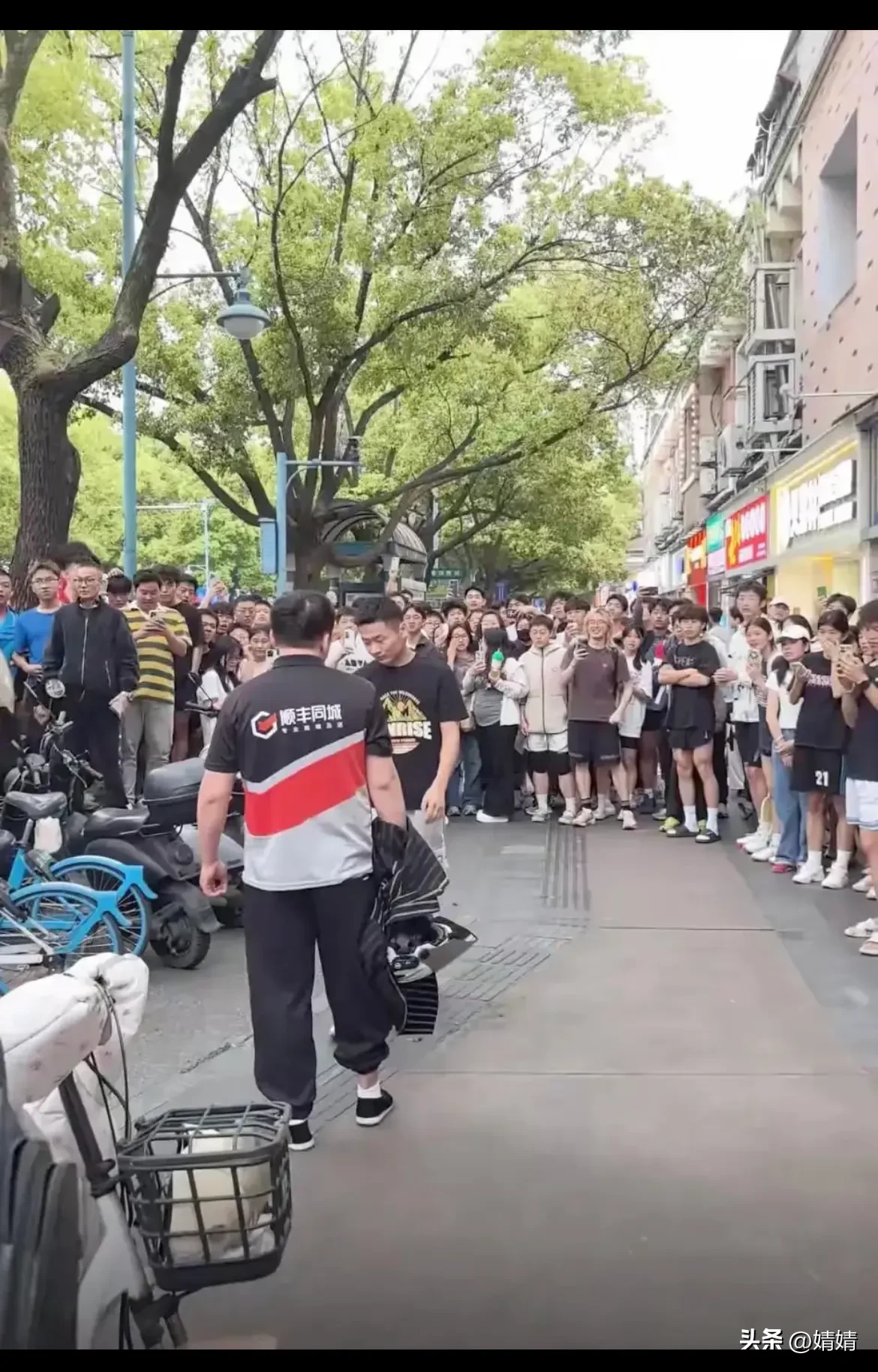 权重大师小号：顺丰快递小哥目睹女友与他人约会，网友热议网红情感不靠谱现象