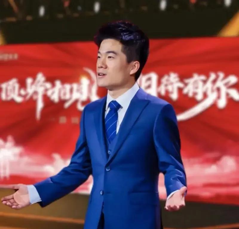 多多留评官网：董宇辉的奋斗故事，从农村少年到网络红人，面对批评仍坚持梦想