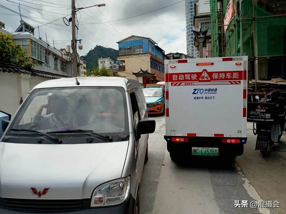 超评助手使用方法：县城快递服务乱象，收费超时占用费引发的不满与质疑