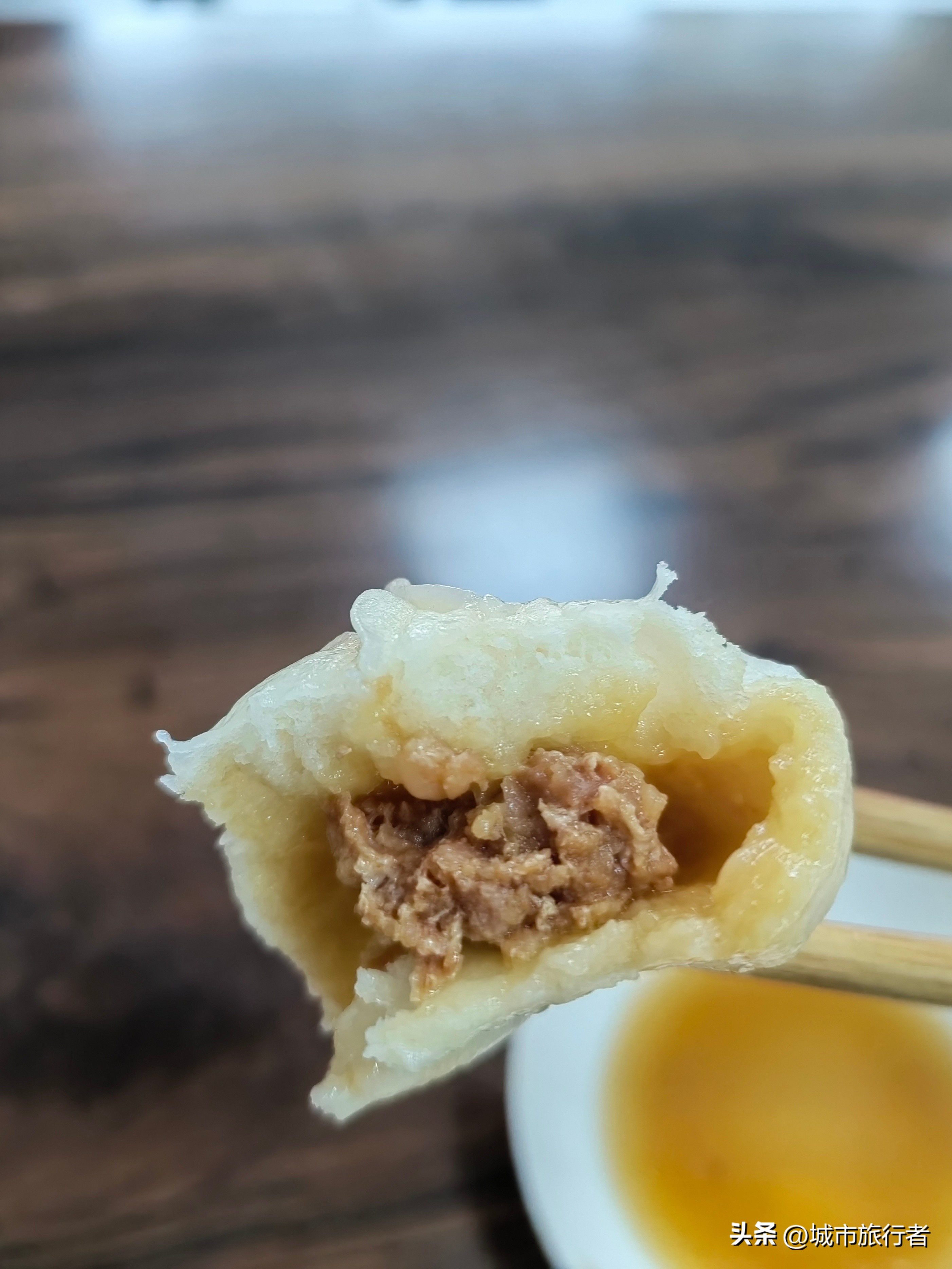 小评评助手：嵊州美食探秘，正宗黄泽豆腐小笼包的独特魅力与风味