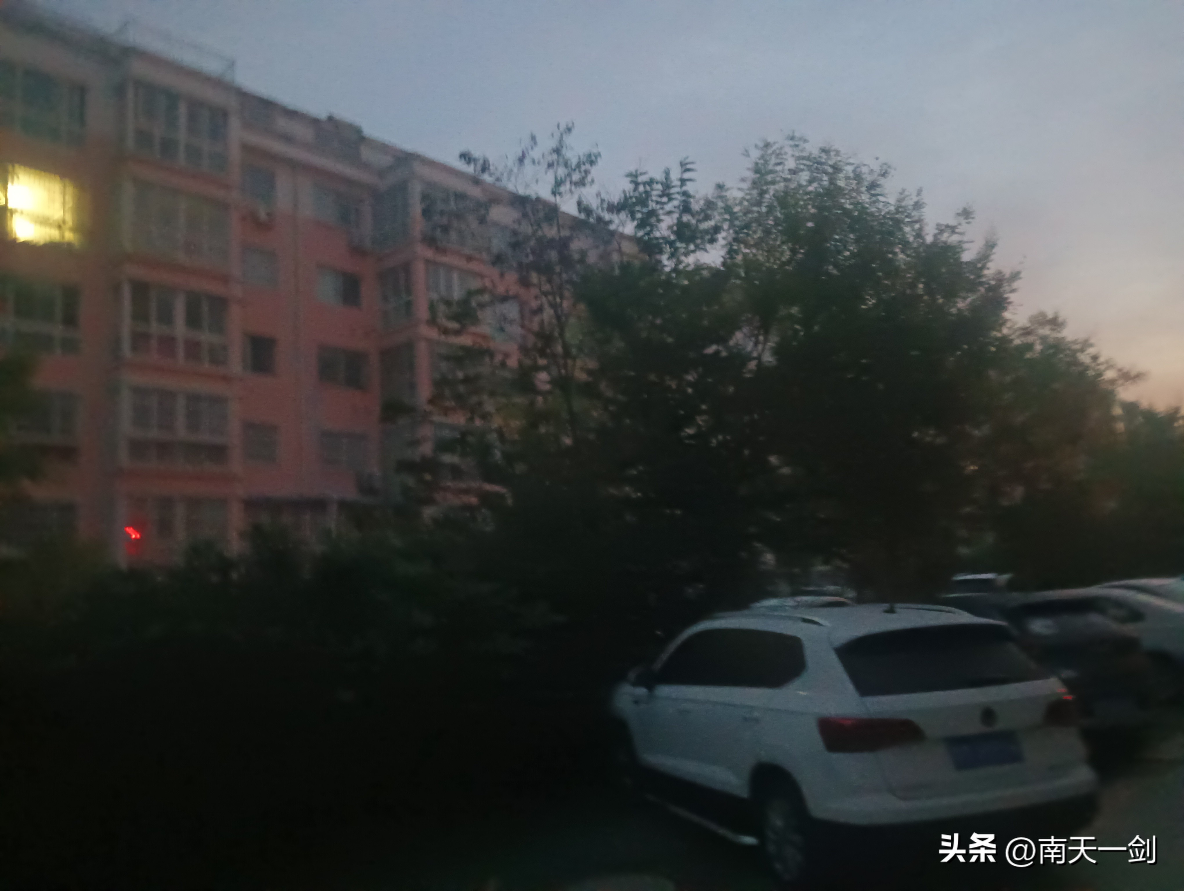 小Q助手：电视剧《风筝》，信仰与人性冲突的深刻探讨