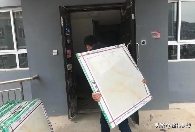 潜力鸭：快递送货上门的烦恼，搬砖经历与质量问题解析